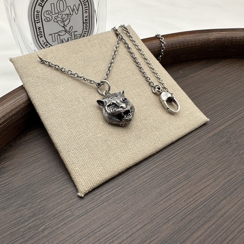 G*u*i necklaces